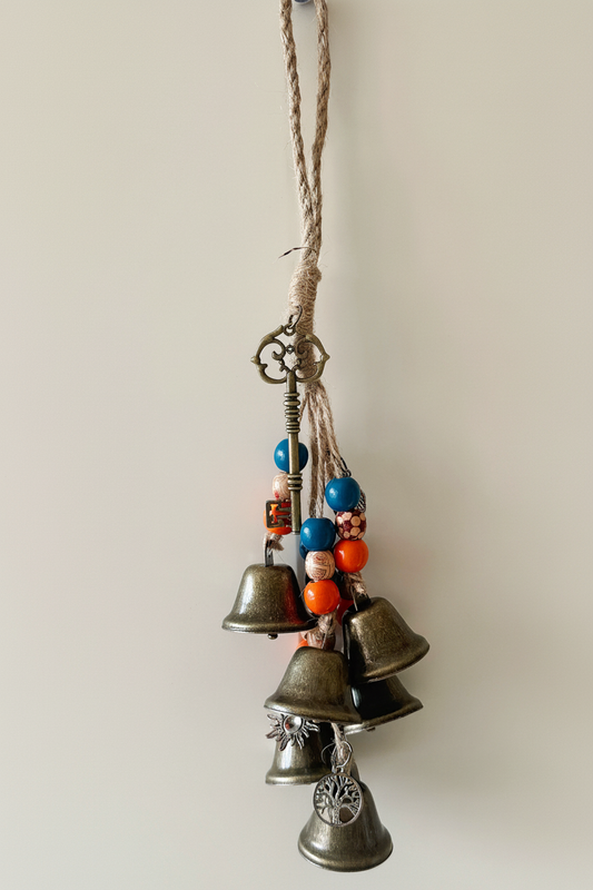 Carillon éolien avec clé vintage, perles colorées turquoise et orange, et clochettes en bronze
