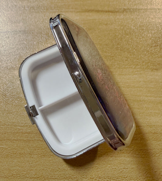 Pilulier Cerisier Japonais - Sakura Rose sur Bleu Nuit - 2 Compartiments avec Miroir - 5,5cm